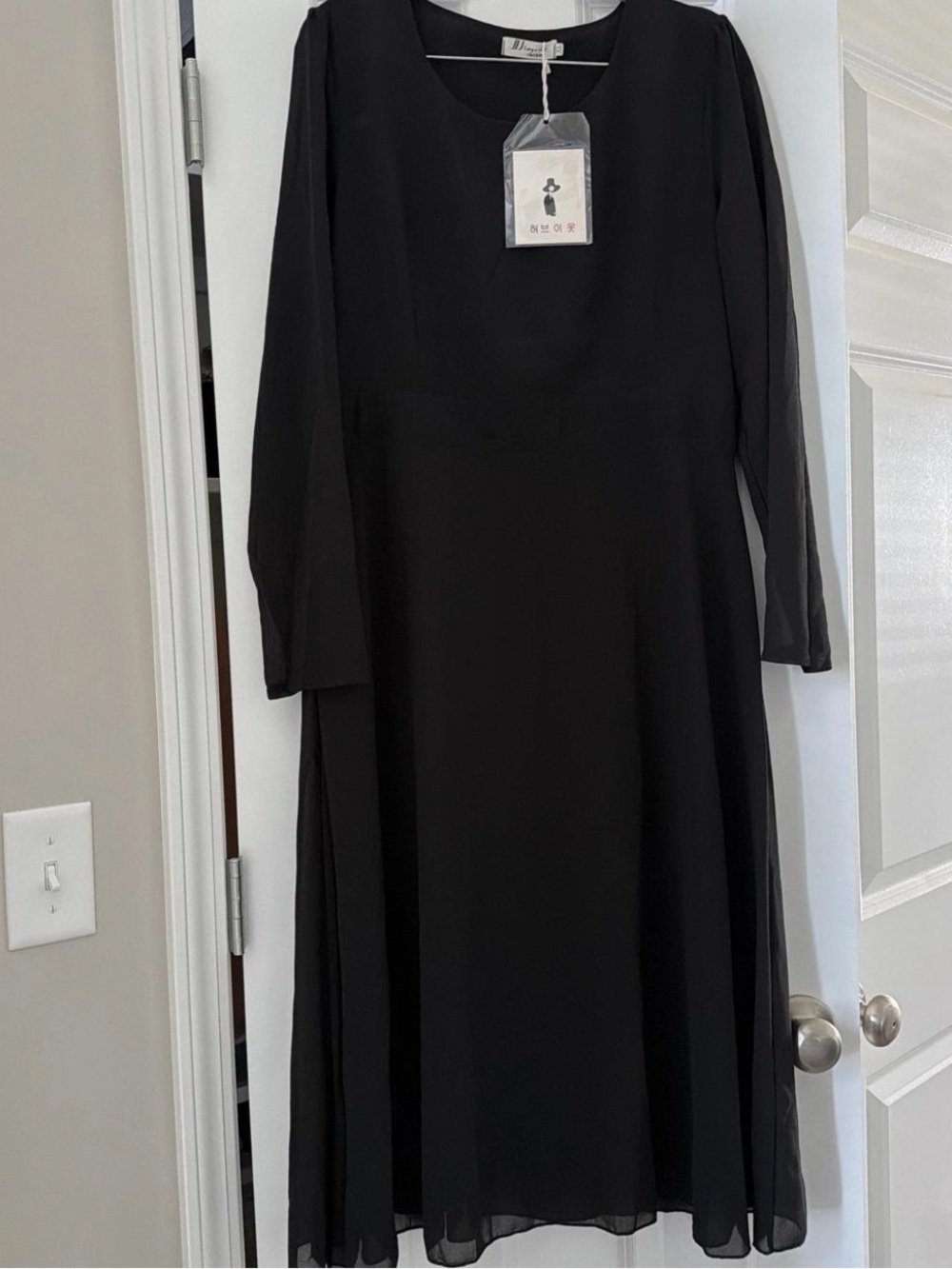 Elegant Black Long-Sleeve Midi Dress